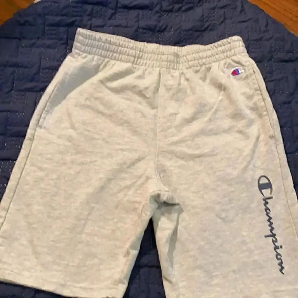 Champion boys shorts L 